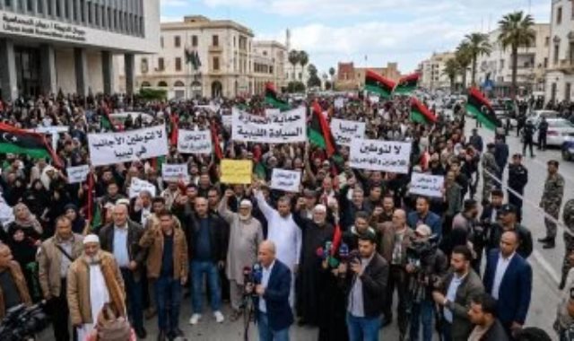صورة مولدة بالذكاء الاصطناعى لاحتجاجات مواطنين ليبيين على توطين الأجانب