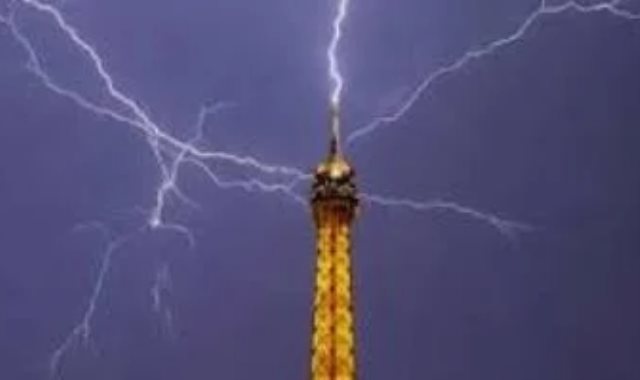 عاصفة برق فى باريس