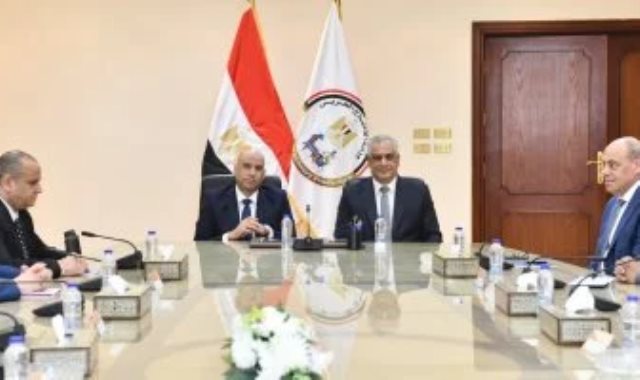 وزيرا الإنتاج الحربي والعمل يتفقان على خطة تنفيذية في التدريب