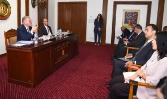 الوزيرين مع ممثلي السفارات الأجنبية في مصر