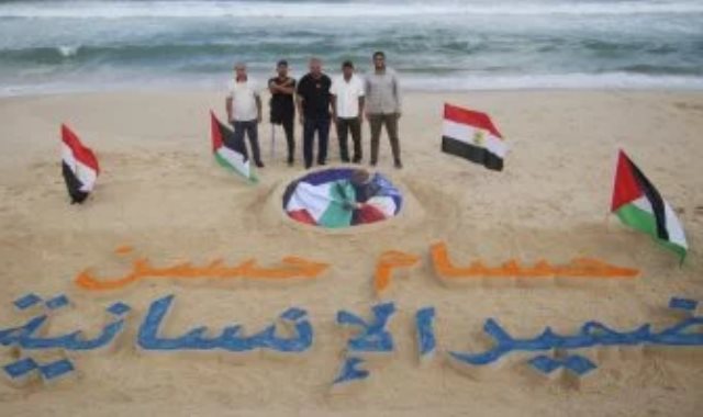 صورة حسام حسن على رمال بحر غزة