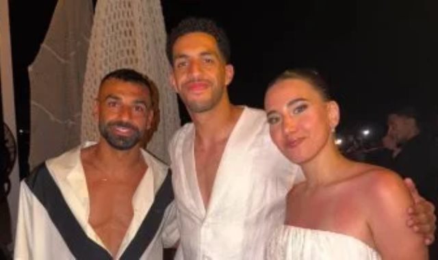 محمد صلاح مع شوبير وزوجته