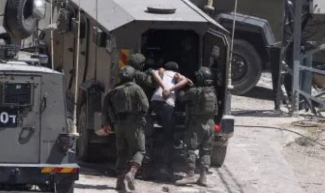 الاحتلال يعتقل فلسطينيين