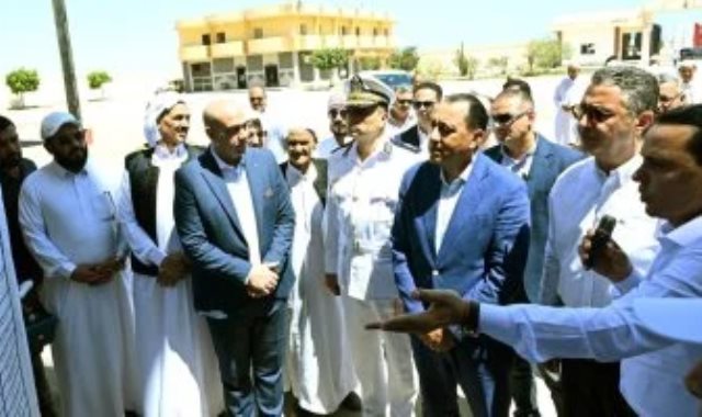رئيس الوزراء يتفقد سير العمل بأحد مطاحن الدقيق بمطروح