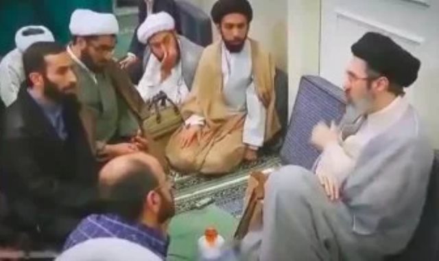 مجتبى خامنئي يظهر فى الفيديو الذى بثته وكالة "مهر" جالسا وسط عدد من طلابه