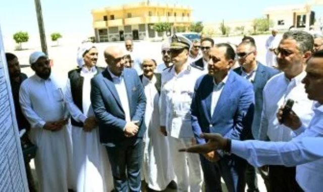 رئيس الوزراء يتفقد سير العمل بأحد مطاحن الدقيق بمطروح