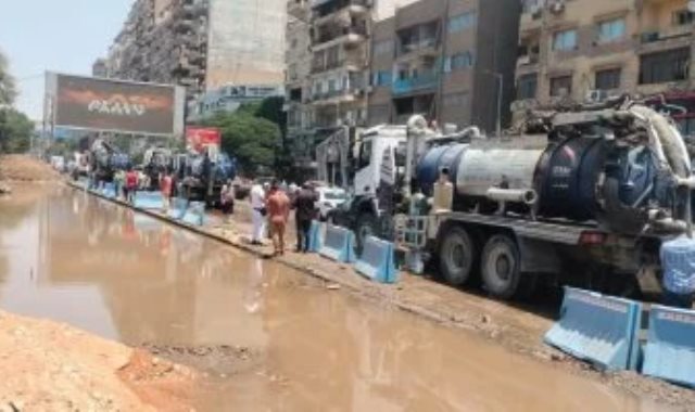 كسر بخط مياه 400 مم بشارع جامعة الدول