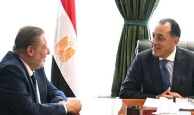 الدكتور مصطفى مدبولي رئيس مجلس الوزراء وحسن عبد الله محافظ البنك المركزي