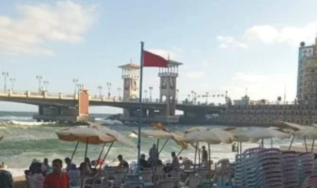 إخلاء البحر بشواطئ الإسكندرية