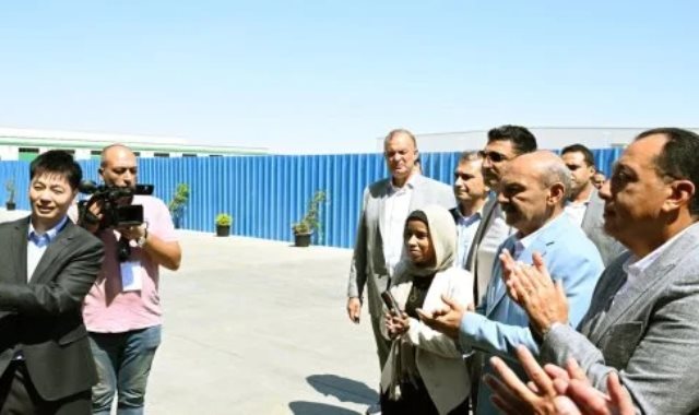رئيس الوزراء يفتتح مصنع "أف تكس الدولية المحدودة"