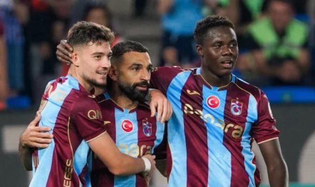 محمد صلاح مع لاعبي طرابزون سبور