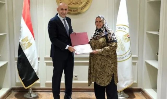 وزير التعليم يكرم الأبلة صالحة أبو الفضل