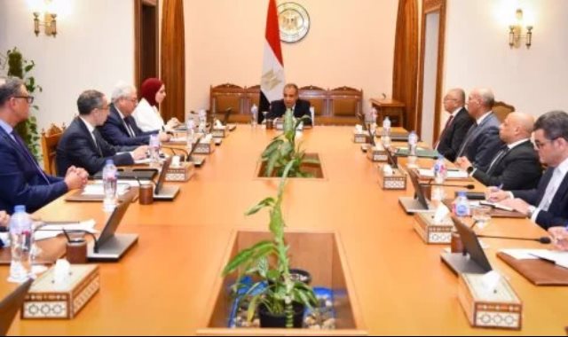 وزير الخارجية يجتمع مع الأمانة التنفيذية لإزالة الألغام