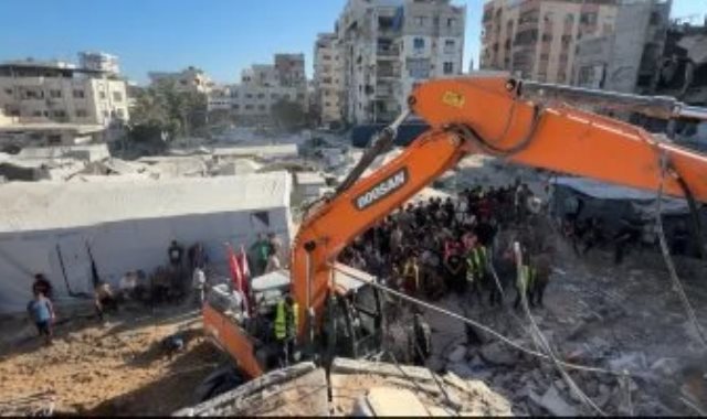 رفع ركام المبنى المنهار في غزة