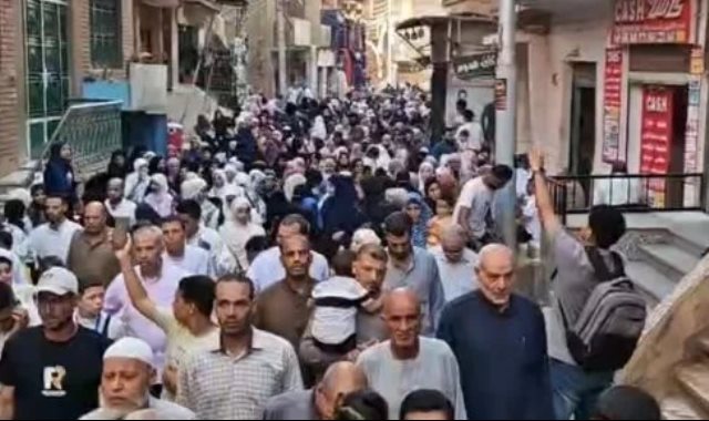 أهالى القرية يودعون 25 حافظًا للقرآن قبل سفرهم للعمرة