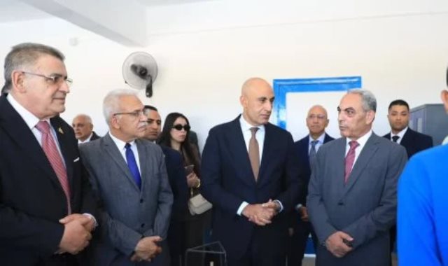 الوزير والمحافظ خلال افتتاح المدرسة
