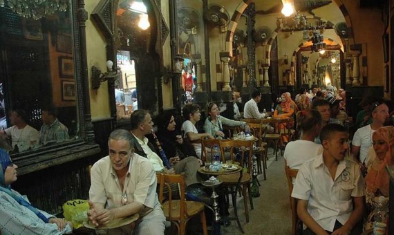 كشاف ضوئي متزامنة تحول  أشهر 10 مقاهي شعبية في القاهرة