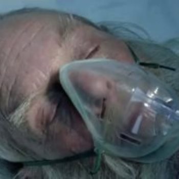 سانتا كلوز وهو يتلقى التنفس الصناعي في الإعلان