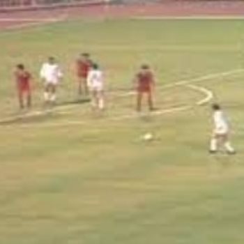 طاهر ابوزيد في إحدى مباريات المنتخب