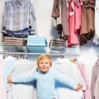 طفل يختار ملابس