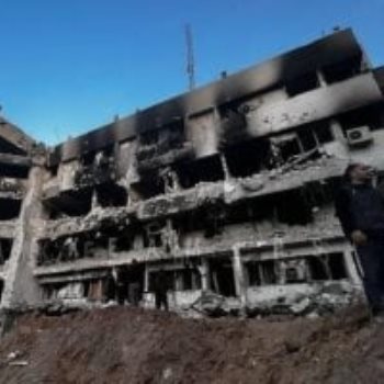 حرق مبنى مستشفى فى غزة على يد قوات الاحتلال