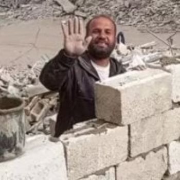 فلسطينى يعيد بناء منزله