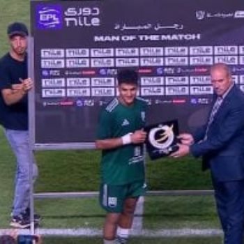 أحمد طارق لاعب زد يتسلم الجائزة من عاطف الأيوبى مراقب المباراة