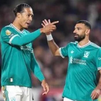 محمد صلاح يحتفل بهدف ليفربول ضد برينتفورد مع فان دايك