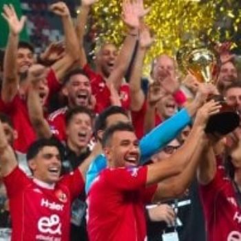 فريق الكرة بالنادي الأهلي خلال التتويج بالسوبر المصري