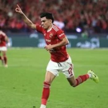 أشرف بن شرقي لاعب النادي الأهلي خلال الاحتفال بالهدف