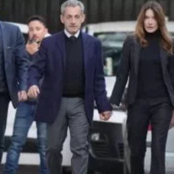 ساركوزى وزوجته أثناء ذهابه الى السجن