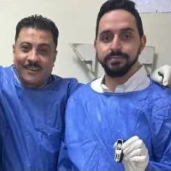 الفريق الطبى بعد استخراج الهاتف