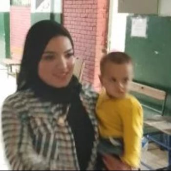 امرأة تحمل طفلها خلال مشاركتها الانتخابية