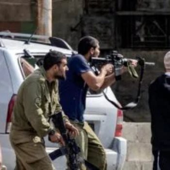 مستوطنون يحملون السلاح في الأراضي المحتلة