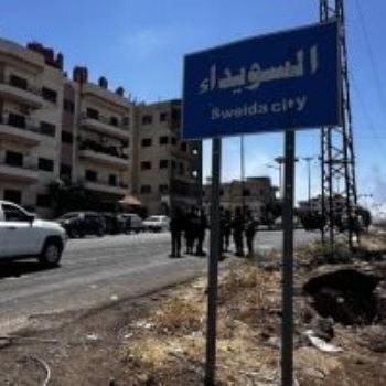 سوريون يزيلون كلمة محافظة عن مبنى السرايا - أرشيفية