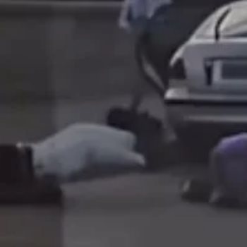 الرجل ذو القميص الأرجواني