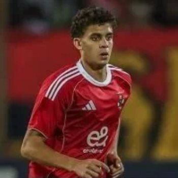 حمزة عبد الكريم مهاجم الأهلي المرشح للانتقال إلى برشلونة