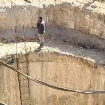 كيف سقط ميكروباص بحفرة الزاوية الحمراء رغم وجود الحواجز؟