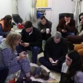 الاسرائيليون داخل المخابئ