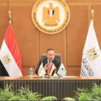 وزير التعليم العالى أثناء الاجتماع