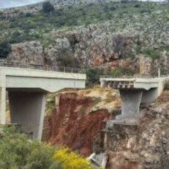 تضرر جسر بعد غارة إسرائيلية - أرشيفية