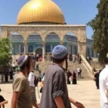 متطرفون فى دولة الاحتلال يقتحمون باحة الأقصى تحت حراسة الأمن