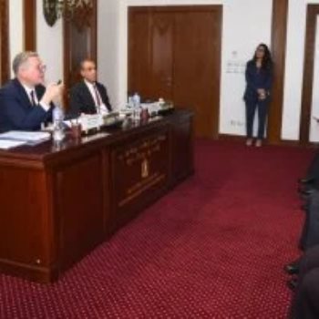 الوزيرين مع ممثلي السفارات الأجنبية في مصر