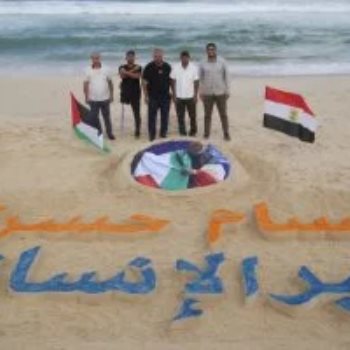 صورة حسام حسن على رمال بحر غزة