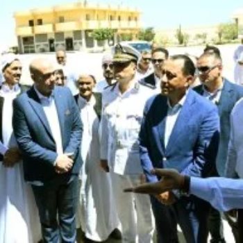 رئيس الوزراء يتفقد سير العمل بأحد مطاحن الدقيق بمطروح