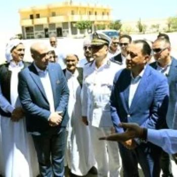 رئيس الوزراء يتفقد سير العمل بأحد مطاحن الدقيق بمطروح