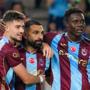 محمد صلاح مع لاعبي طرابزون سبور