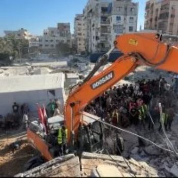 رفع ركام المبنى المنهار في غزة