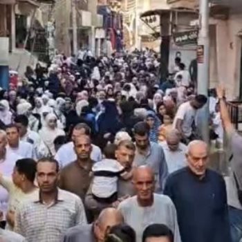 أهالى القرية يودعون 25 حافظًا للقرآن قبل سفرهم للعمرة