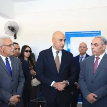 الوزير والمحافظ خلال افتتاح المدرسة